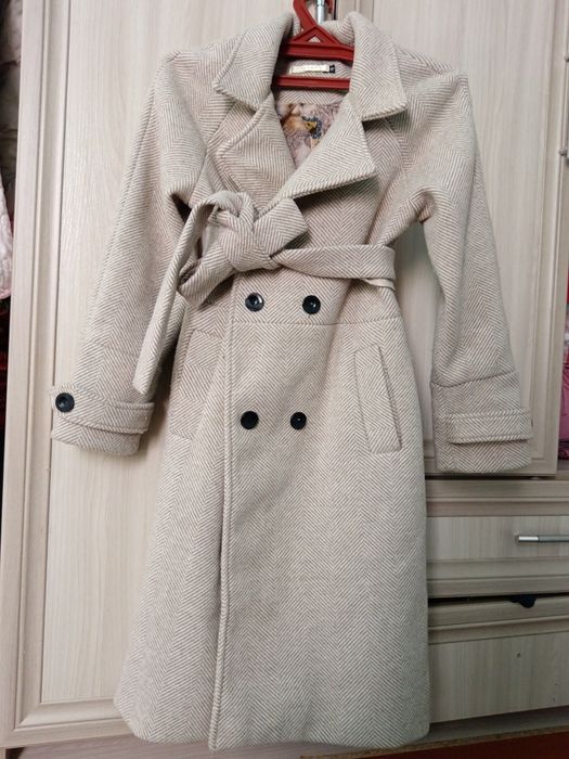 Женскый пальто размер 42 . жемпир 42ден 48ге келеди