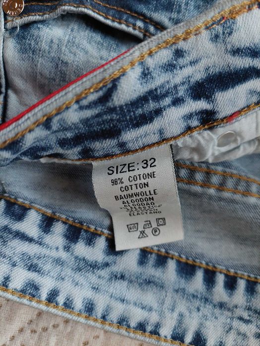 Продавам два чифта чисто нови дънки.