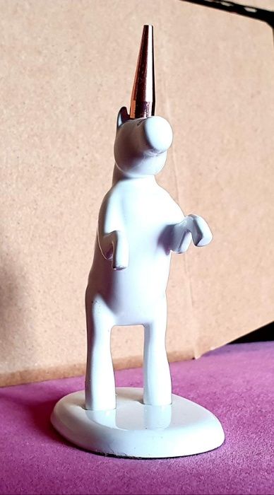 Calut inorog din metal alb