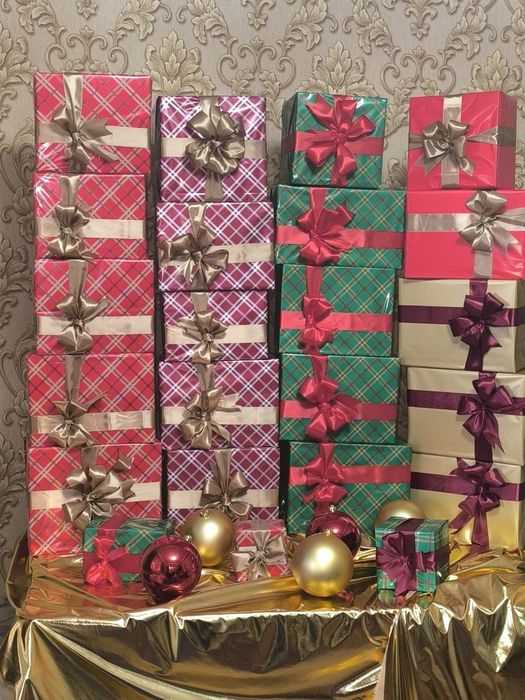 Новогодний декор в виде подарочной коробки