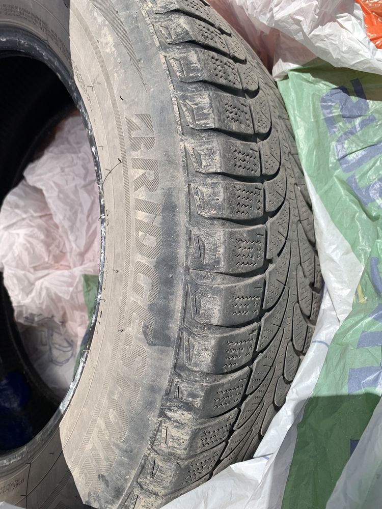 Зимние шины 235/60R18 Bridgestone