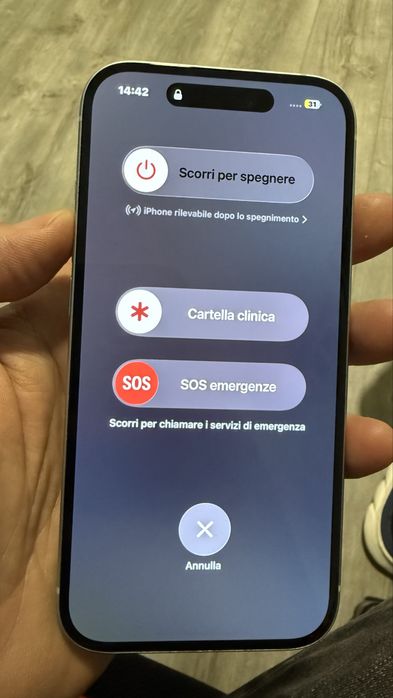 Iphone 15 pentru pisee de schimb