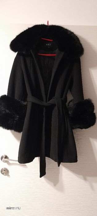Haină damă cu blanită este detașabilă blanită și la mâneci și la guler