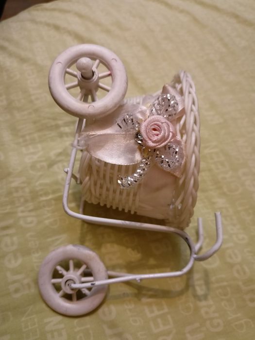 Плетённые корзинки и пчёлка светильник