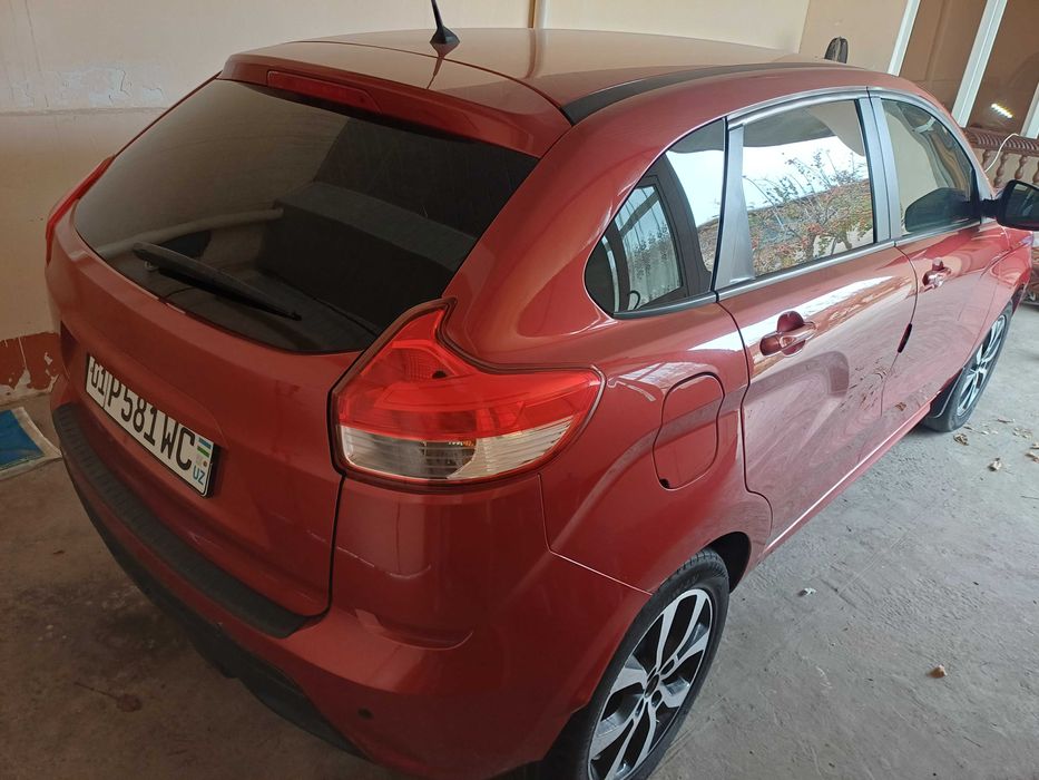 yoqimli oilaviy mashina