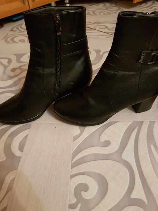 Продам женские осенние ботинки