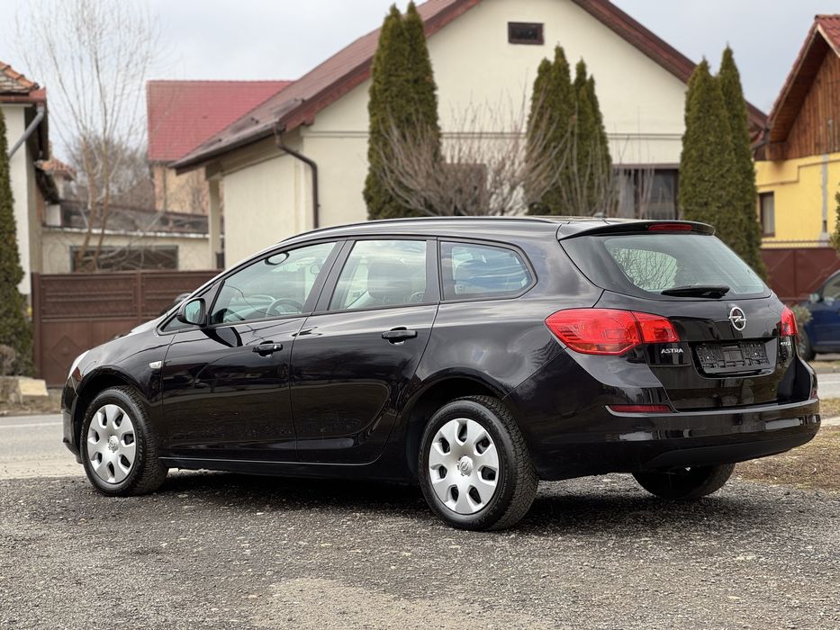 Opel Astra J Sprots Tourer 2011 - benzina 101cp Euro5