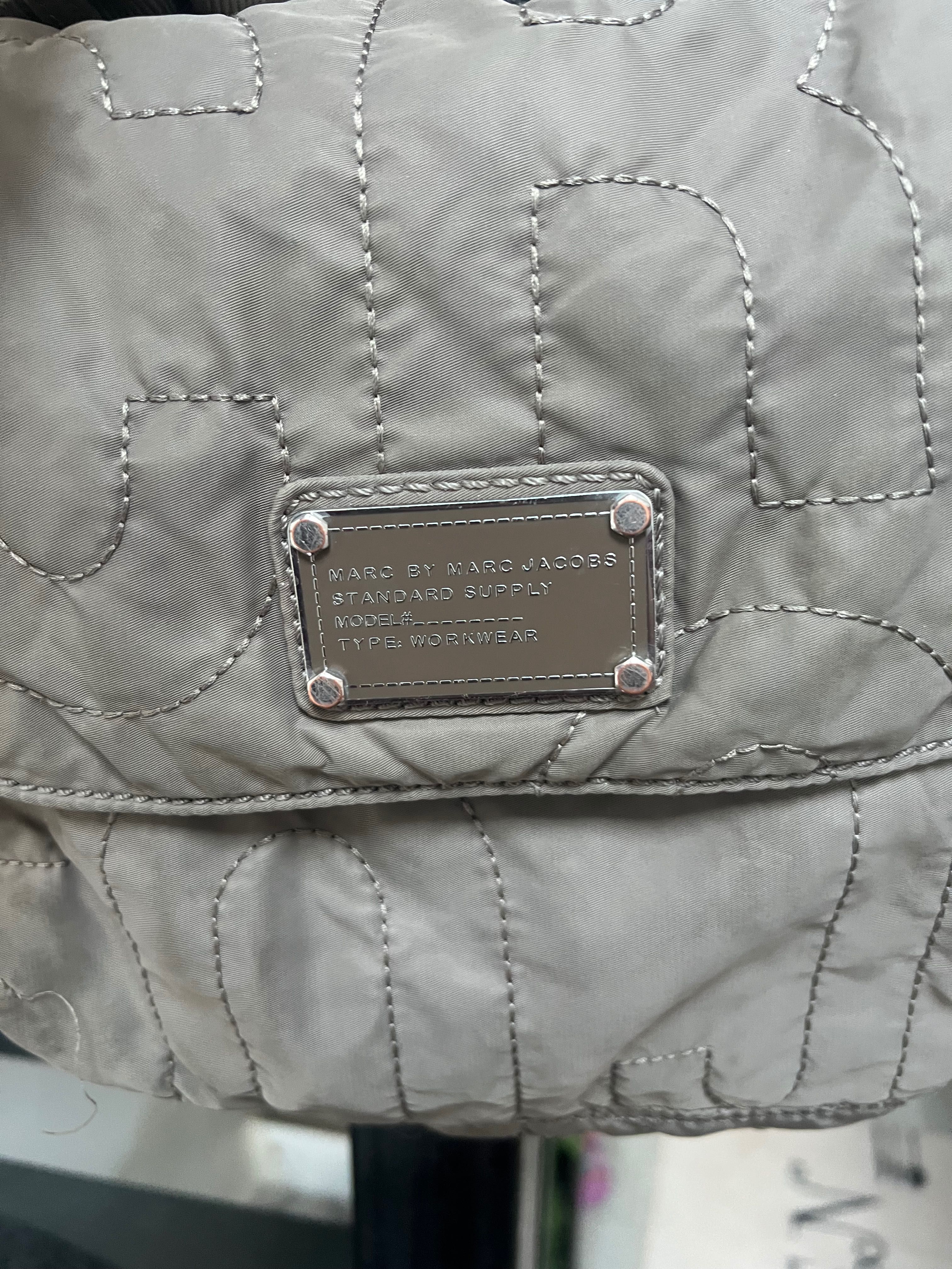 Geanta Marc Jacobs bej, nylon matlasat, incapatoare, excelenta