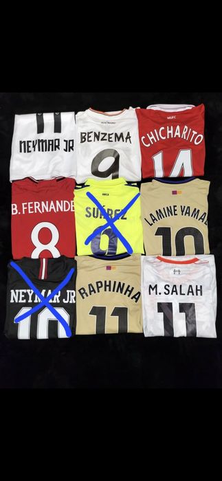 Diverse tricouri retro și actuale de fotbal cu jucatori