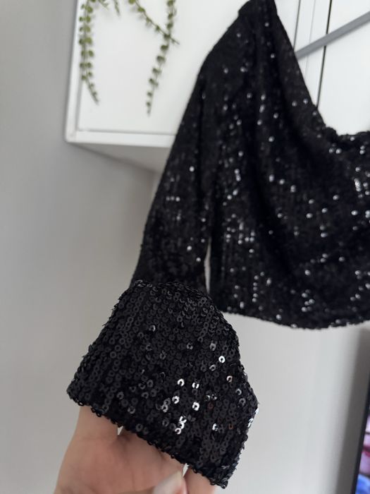 Топ блуза с един ръкав с пайети MYLAVIE X ABOUT YOU