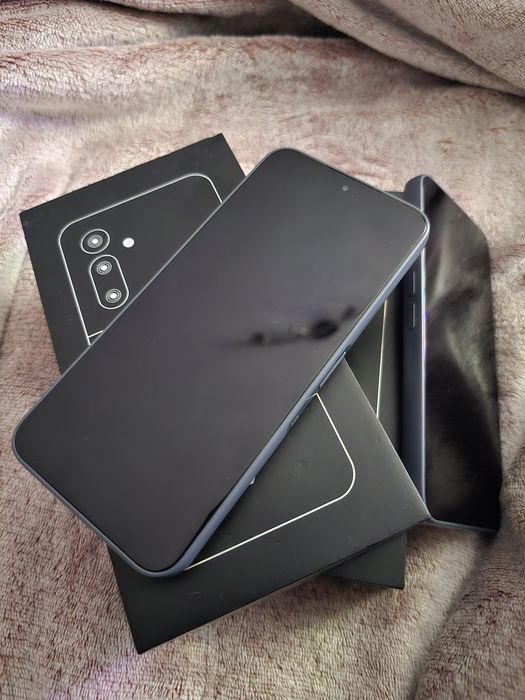 Продавам 2х Solana Seeker phone