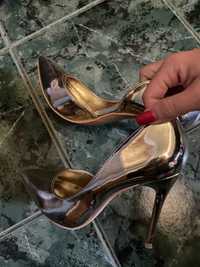 Златни обувки glamorous