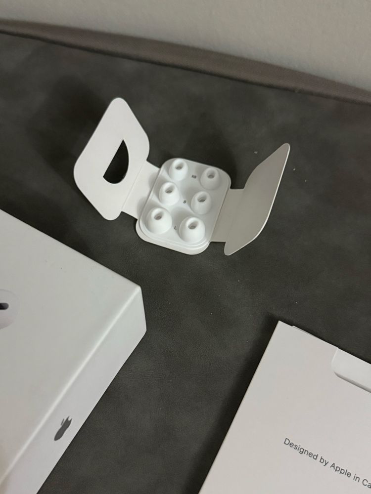 Airpods pro  2.