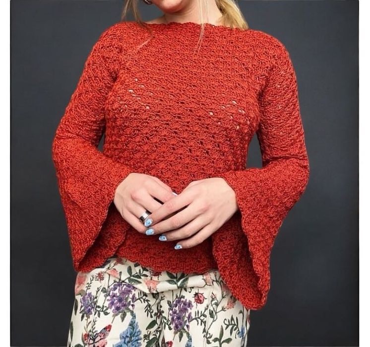 Bluza crosetata cu maneci evazate