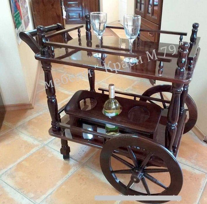 Масивна дървена масичка с два плота и колелца за лесно местене.Налична