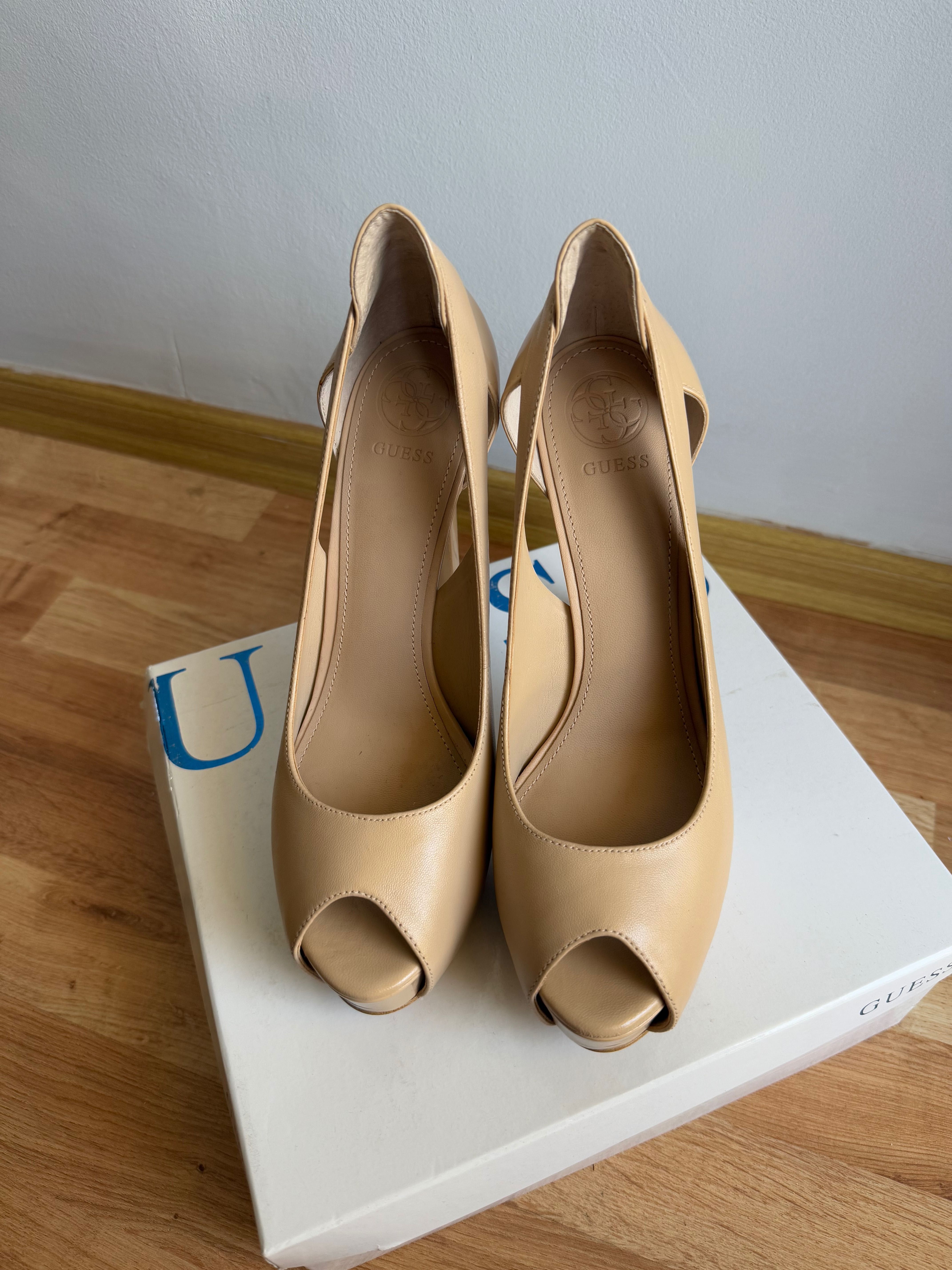 Обувки на висок ток Guess