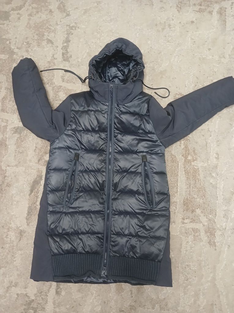 Продам зимнию куртку на девочку