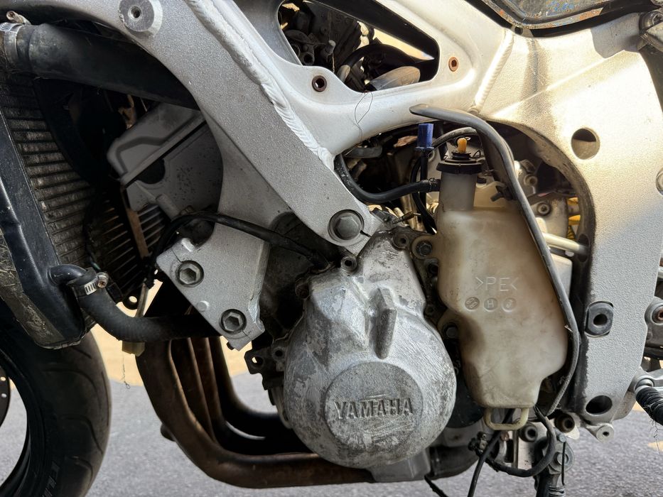 Yamaha  r6 yzf vand intreg sau dezmembrez
