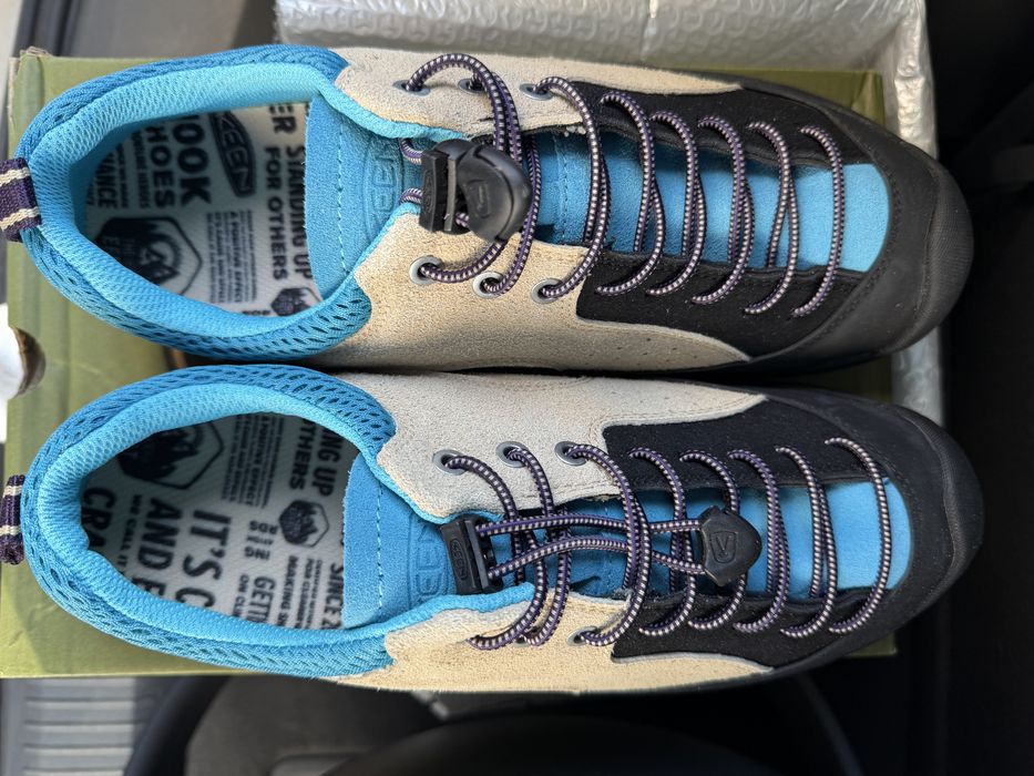 Новые кроссовки Keen