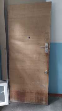 Продается двер деревянный