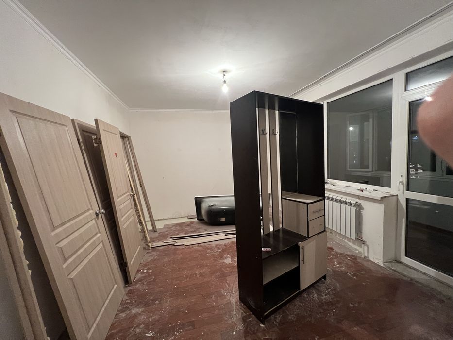 Продам двери ванную раковину шкафы зеркало кровать