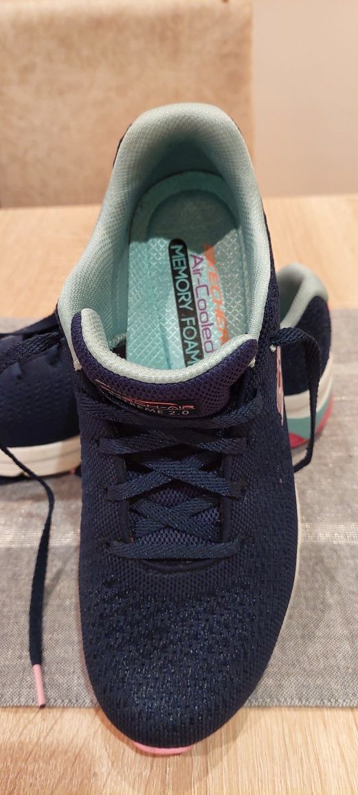 Vând adidas marca Skechers damă