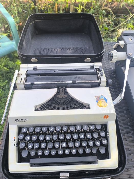 Mașină de scris vintage Olympia Regina de Luxe