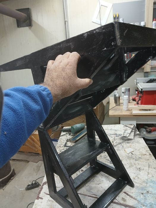 Помощник домакинството