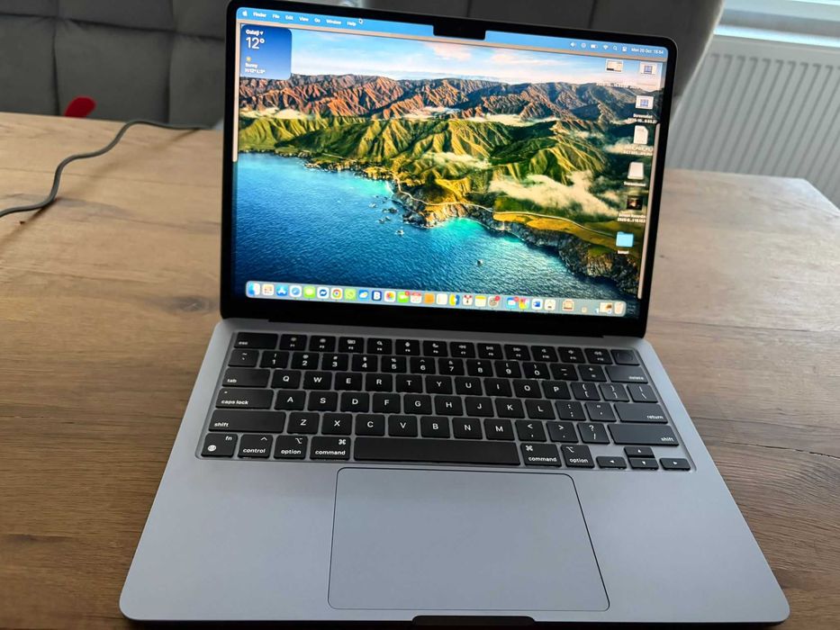 MacBook Air 2022, cu procesor M2, 256GB cu GARANTIE