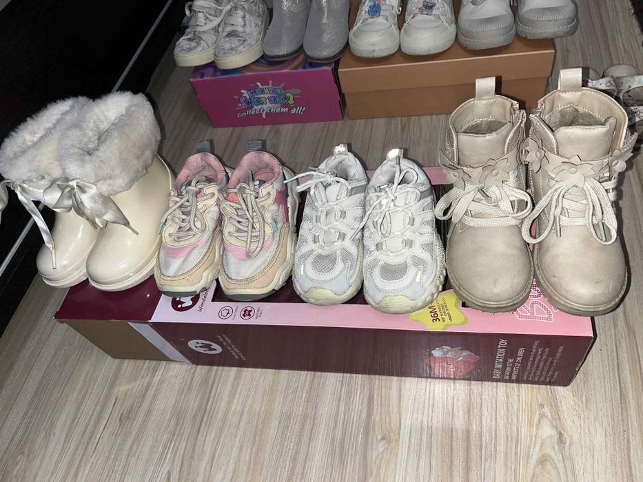 Продавам детски обувки за момиченце .Цена 35 лв за 4 бр.