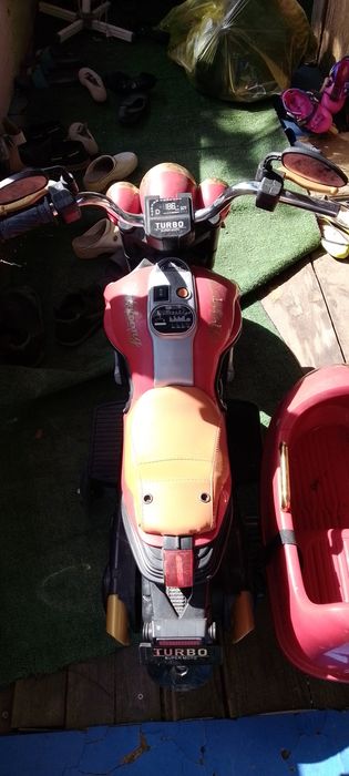 Vând motocicleta cu atas copii electrica