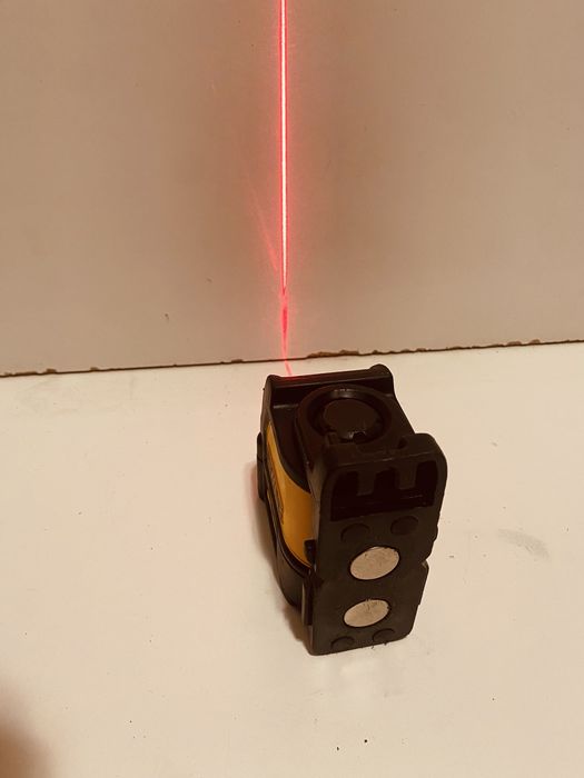 Laser dewalt DCE 088  putin fisurat