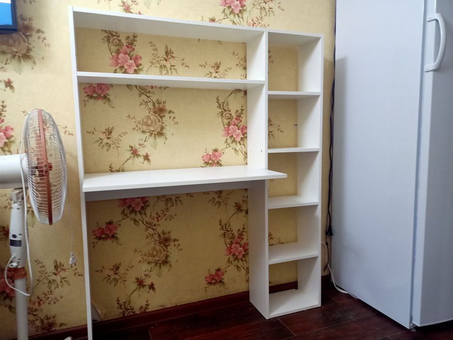 Продам письменный стол со стеллажами т.е с полками