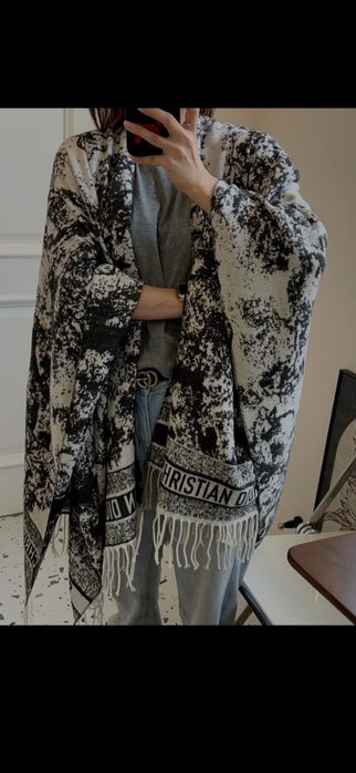 Poncho Christian Dior,model 2026-iarnă