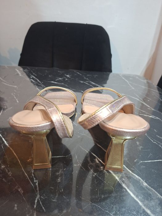 Sandale elegante si comode