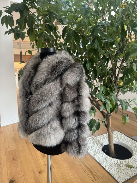 Vand haina din blana de vulpe argintie la 1499 lei