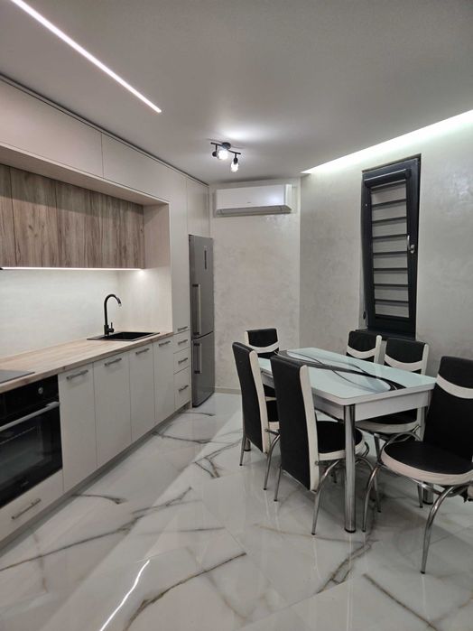 Луксозен нов апартамент с паркомясто до ВСУ, на 5 мин. от плаж Кабакум