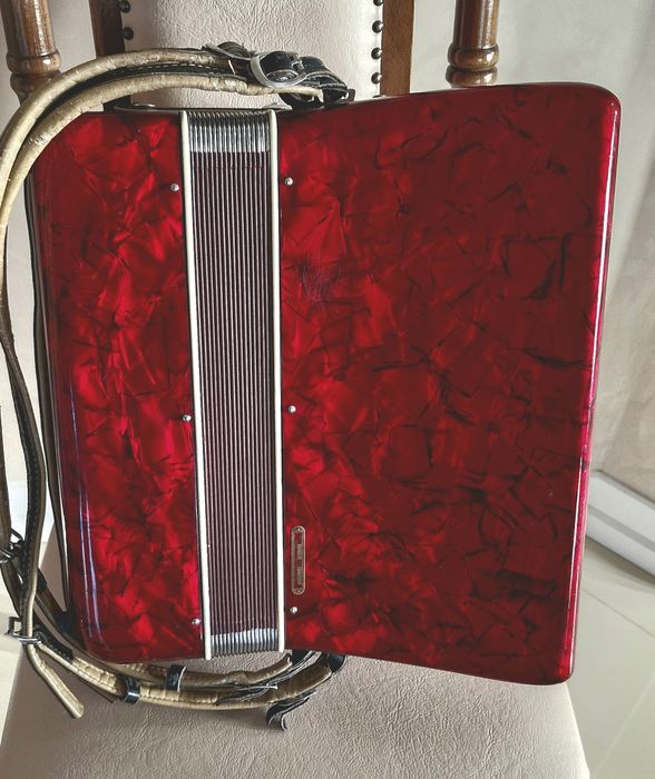 Vând acordeon parrot cu 60 basi rosu