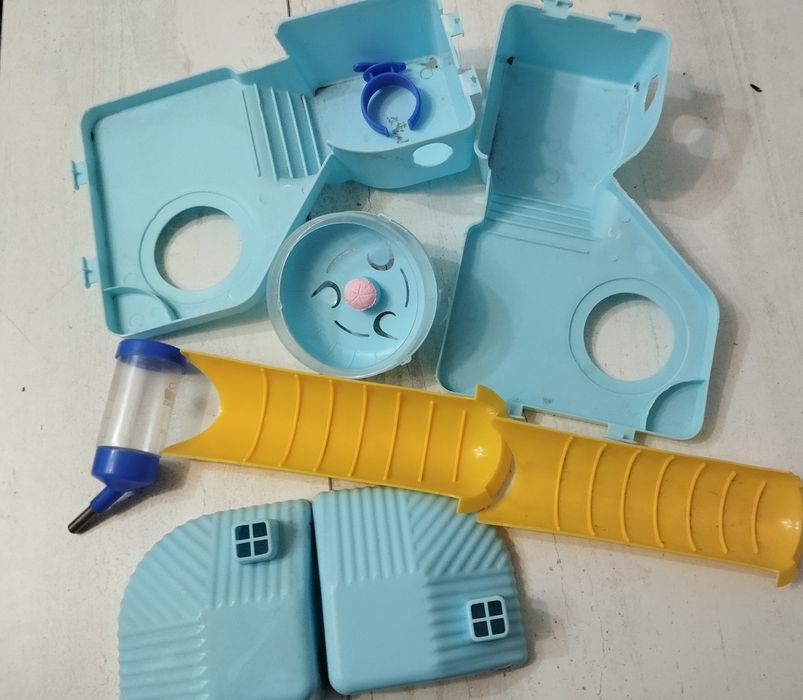 2 домика для хомяков.