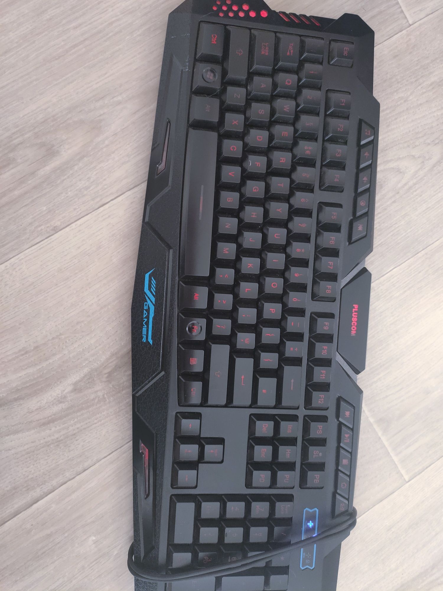Tastatura gaming cu lumini