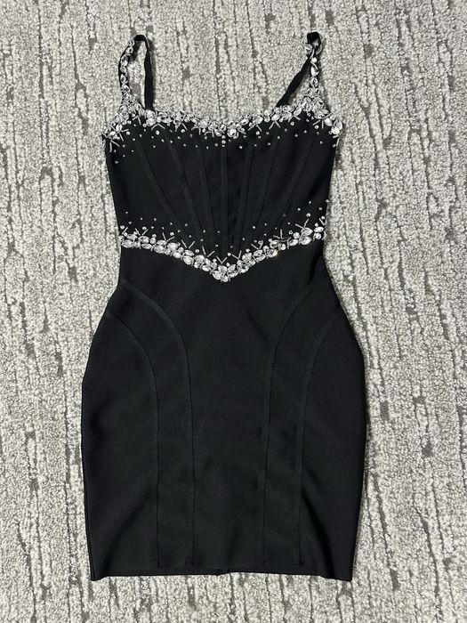 Бандажна рокля с камъни