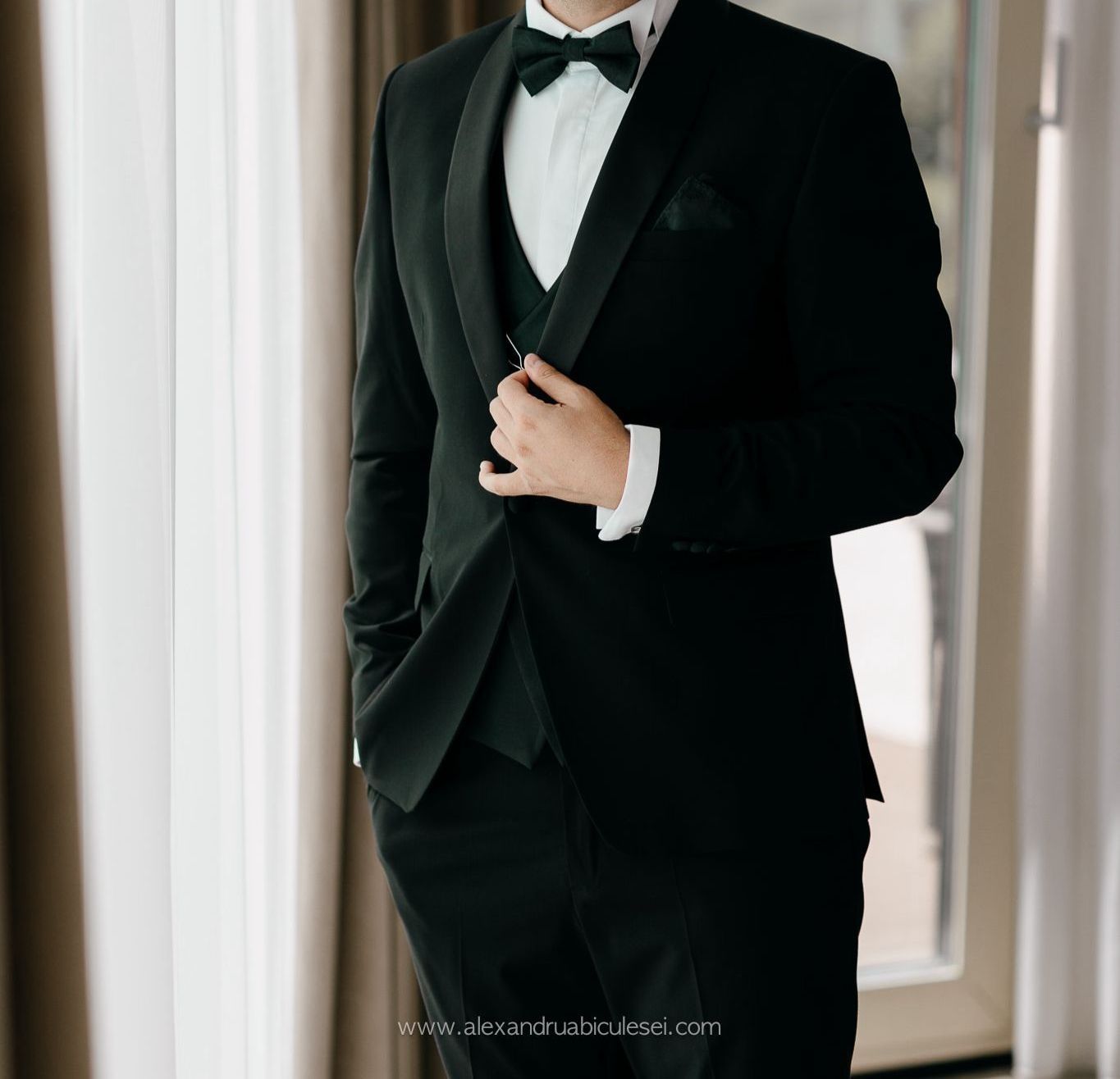 Costum ceremonie mire negru