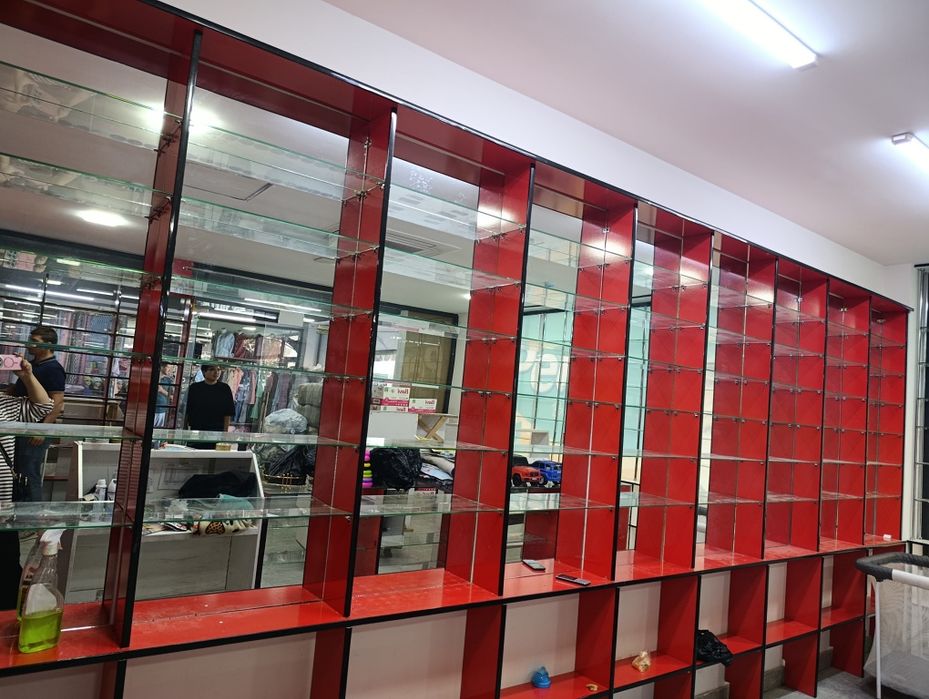 Vitrina sotiladi. Parfumeriya Moyishiy  doʻkonlariga zor tushadi.