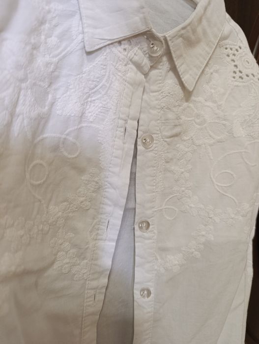 Продаются белые школьные рубашки.