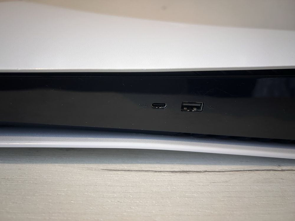 Vand playstation 5 , digital , 825 gb, vine cu toate cablurile
