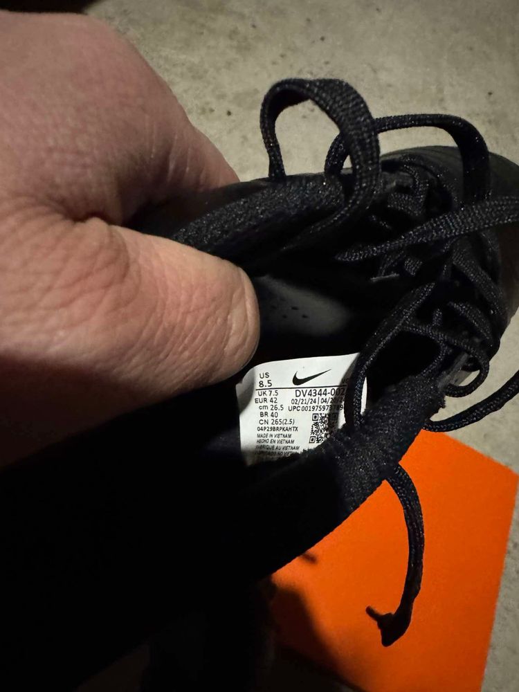 Продавам чисто нови футболни бутонки Nike Tiempo 42