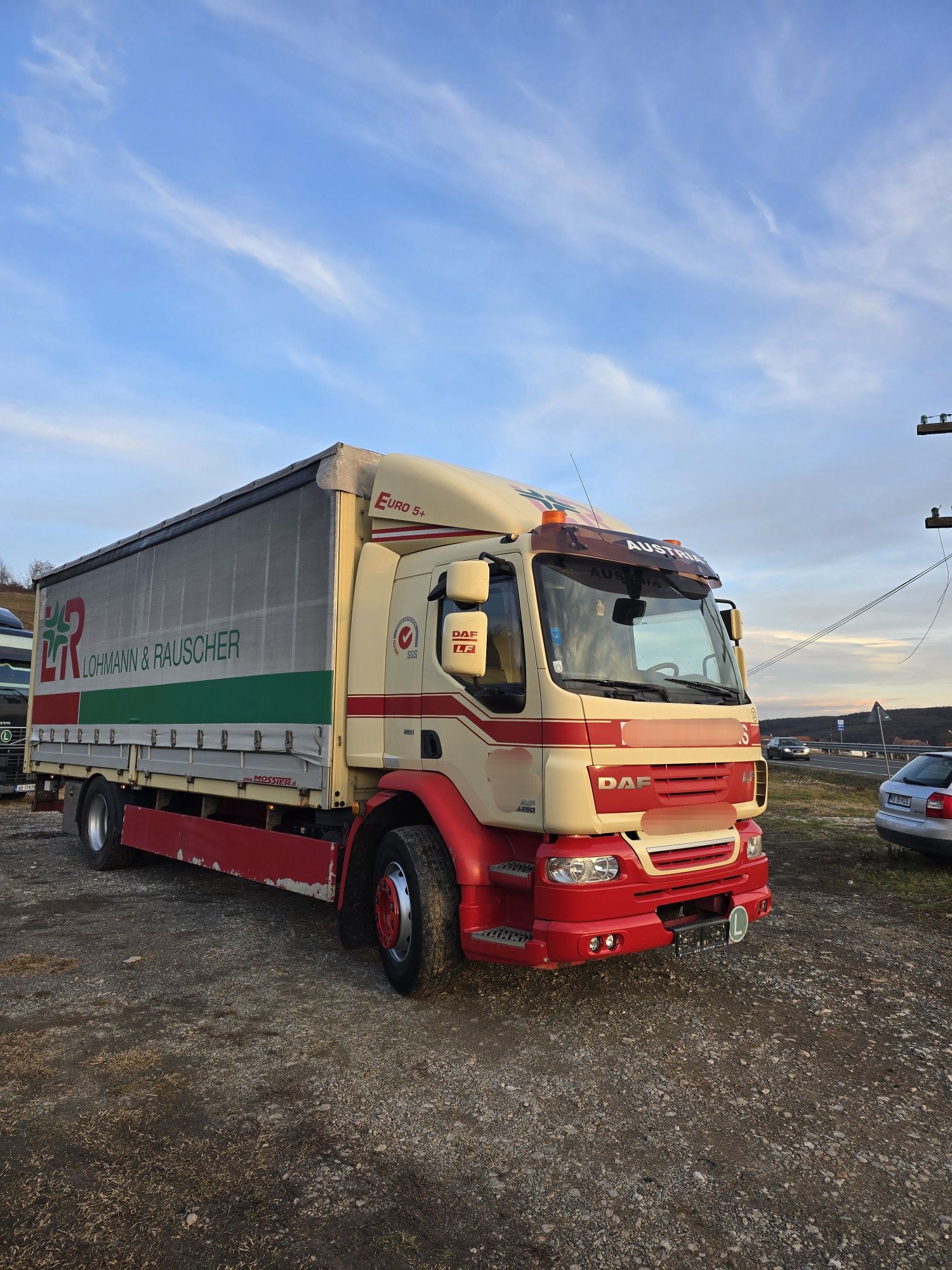DAF LF 250  cu prelata și lift hidraulic