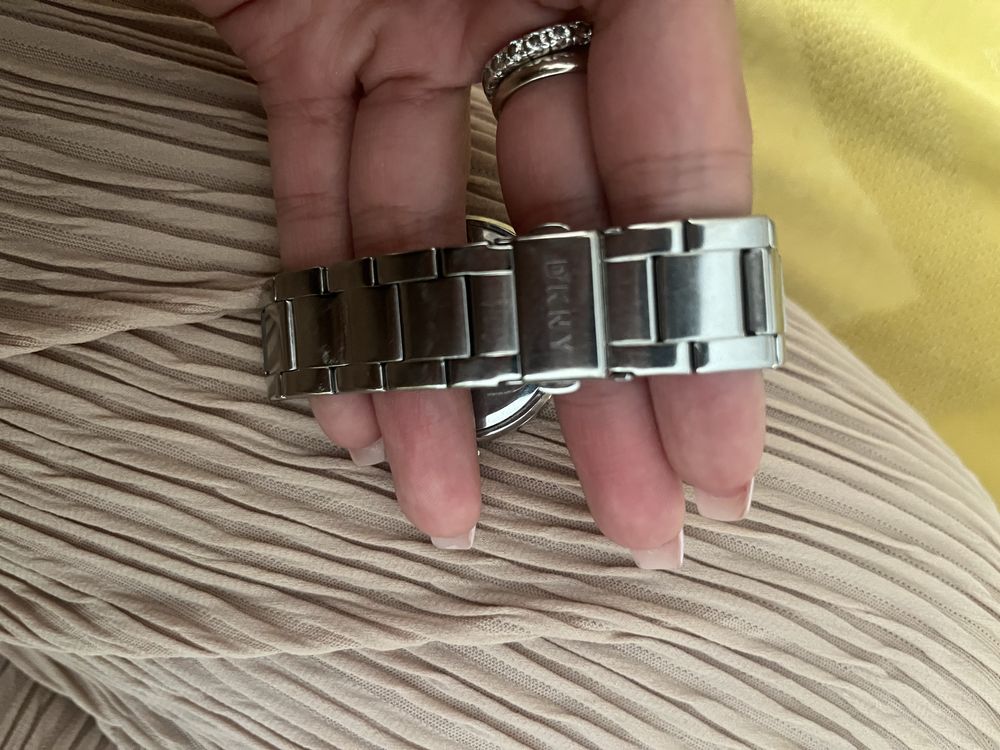 Дамски частовник  DNKY