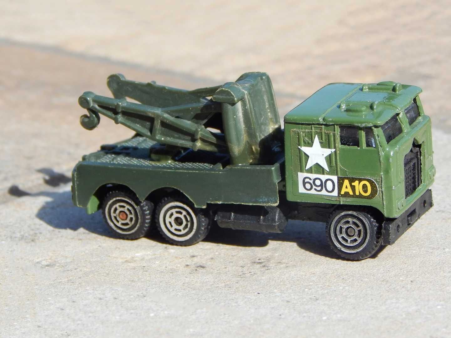 Macheta Kenworth K100 Aerodyne camion tractare militar sc 1:87