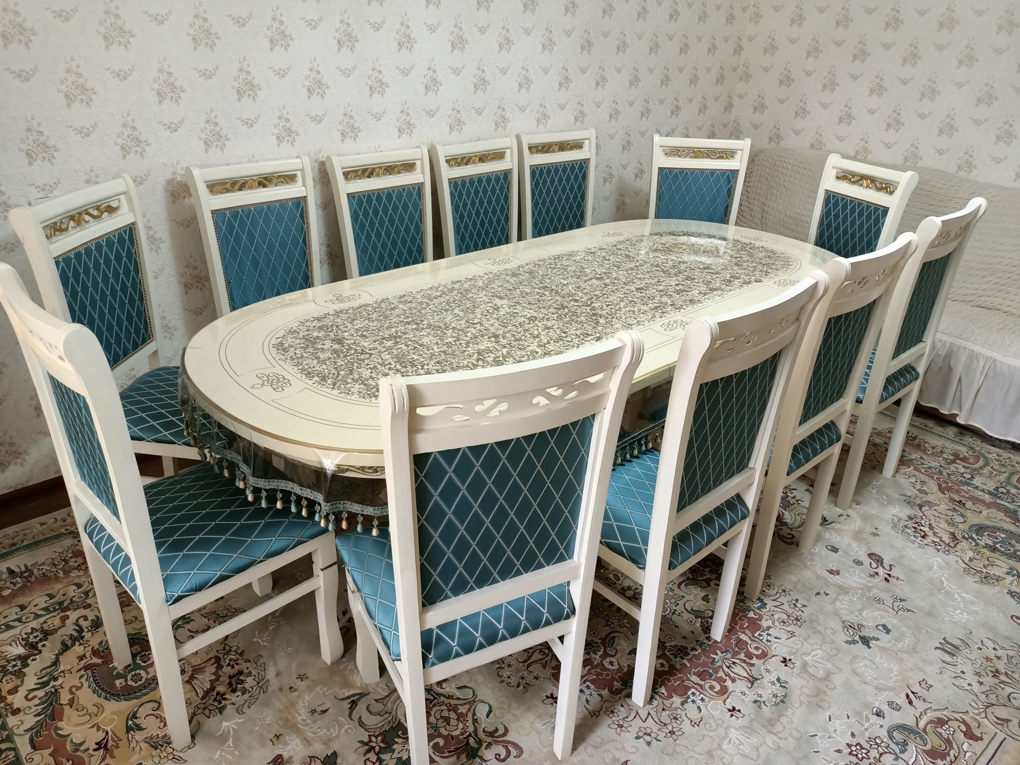 Продам гостивой стол стулья 12 штук